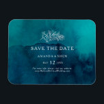 Moody Ocean Waterverf Flexible Save the Date Magneet<br><div class="desc">Deze waterverf van de moody oceaan is flexibel,  behalve de date magnet,  perfect voor je eenvoudige tropische boho bruiloft. Het is ontworpen met minimalistische witte tropische bladeren en een verbluffende donkerblauw-groene achtergrond.</div>