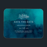 Moody Ocean Waterverf Flexible Save the Date Magneet<br><div class="desc">Deze waterverf van de moody oceaan is flexibel,  behalve de date magnet,  perfect voor je eenvoudige tropische boho bruiloft. Het is ontworpen met minimalistische witte tropische bladeren en een verbluffende donkerblauw-groene achtergrond.</div>