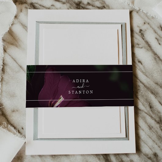 Moody Paarse Blooms Zwart Patroon Bruiloft Uitnodigingen Wikkel