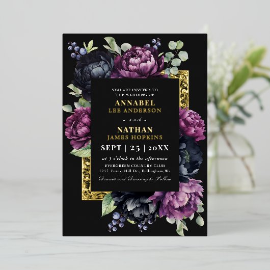 Moody Paarse en zwarte elegante bloemenbruiloft Folie Uitnodiging (Staand Voorkant)