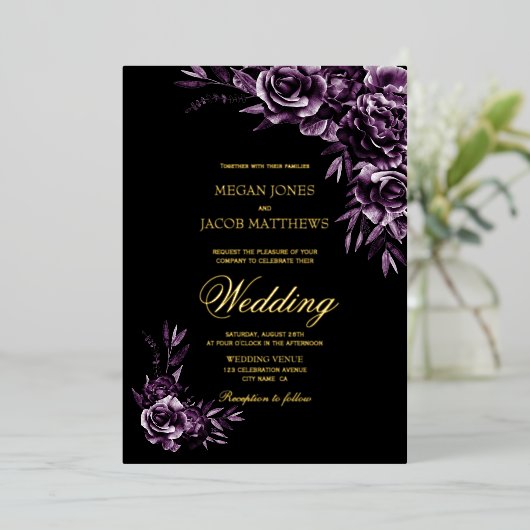 Moody Paarse Floral Gold Text Wedding Folie Uitnodiging (Staand Voorkant)
