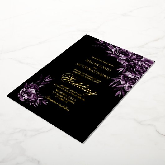 Moody Paarse Floral Gold Text Wedding Folie Uitnodiging (Gedraaid)
