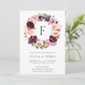 Moody Plum Floral en Fig Wreath Monogram Wedding Kaart (Staand voorkant)