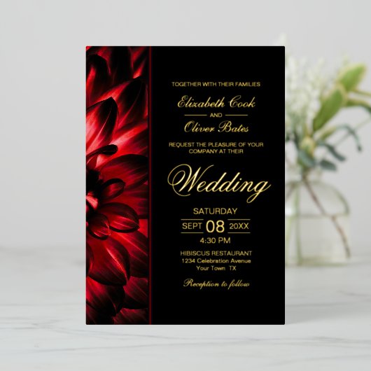 Moody Red Dahlia Floral Gold Text Wedding Folie Uitnodiging (Staand Voorkant)