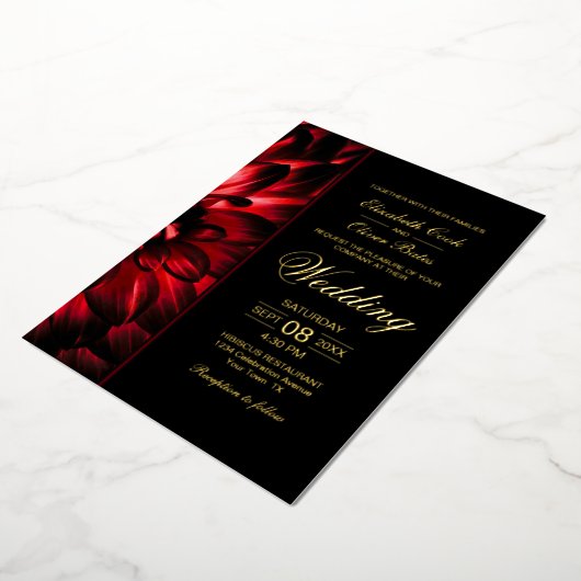 Moody Red Dahlia Floral Gold Text Wedding Folie Uitnodiging (Gedraaid)