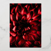 Moody Red Dahlia Floral Gold Text Wedding Folie Uitnodiging (Achterkant)