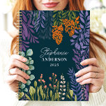 Moody Tropical Botanical Floral Custom Name Planner<br><div class="desc">Dit prachtige ontwerp beschikt over een weelderige botanische opstelling van levendige bladeren en bloemen in tinten van paarse, oranje, groene en crème, tegen een rijke blauwgroen achtergrond. De gepersonaliseerde naam en het jaar voegen een verfijnd tintje toe, waardoor het ideaal is voor studenten, professionals of liefhebbers van natuur. Ideaal voor...</div>