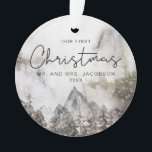 Moody Winter Waterverf Mountain Eerste Kerstmis Ornament<br><div class="desc">Deze kerstversiering is voorzien van een moody waterverf mountainerscène met een leuk handgeschreven lettertype. Dit ornament maakt het perfecte geschenk voor het pas gehuwde of pas geëngageerde paar,  terwijl ze samen hun eerste kerstfeest vieren.</div>