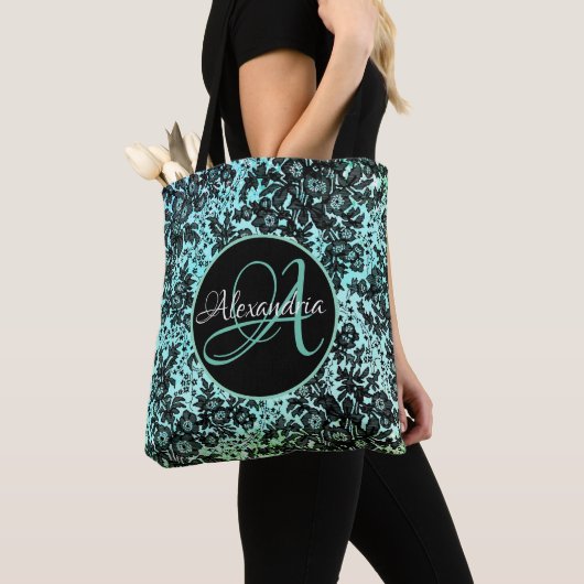 Moody Zwart Bloemen op Turquoise Monogram Tote Bag (Dichtbij)