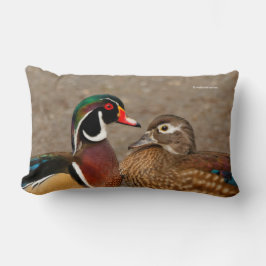 Mooi aanraakmoment tussen houten eenden kussen