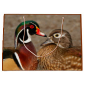 Mooi aanraakmoment tussen houten eenden large cadeautasje (Voorkant)