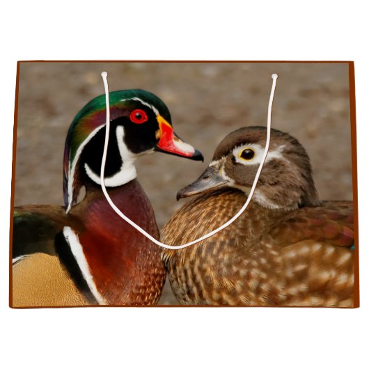 Mooi aanraakmoment tussen houten eenden large cadeautasje (Voorkant)