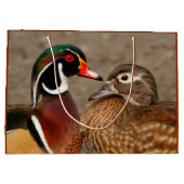 Mooi aanraakmoment tussen houten eenden large cadeautasje (Achterkant)