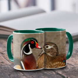 Mooi aanraakmoment tussen houten eenden mok