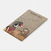 Mooi aanraakmoment tussen houten eenden post-it® notes (Schuin)