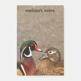 Mooi aanraakmoment tussen houten eenden post-it® notes