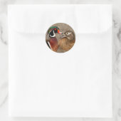 Mooi aanraakmoment tussen houten eenden ronde sticker (Tas)