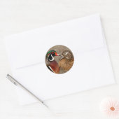 Mooi aanraakmoment tussen houten eenden ronde sticker (Envelop)