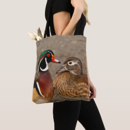 Mooi aanraakmoment tussen houten eenden tote bag