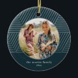 Mooi blauw Geometrisch Patroon Foto Kerstmis Keramisch Ornament<br><div class="desc">Dit prachtige winterblauwe ornament is voorzien van een centrumcirkelvormig omlijnde foto,  en naam en jaar in eenvoudige witte typografie. Dit trendy ornament is voorzien van een faux metallisch blauw gestript geometrisch patroon en een donkerblauwe achtergrond. Uitzicht dit feestelijke seizoensgebonden collectie voor extra kleurenopties en het coördineren van kerstkaarten.</div>