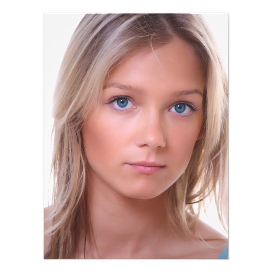 Mooi blauw oogblond meisje met een witte achtergro foto afdruk (Voorkant)