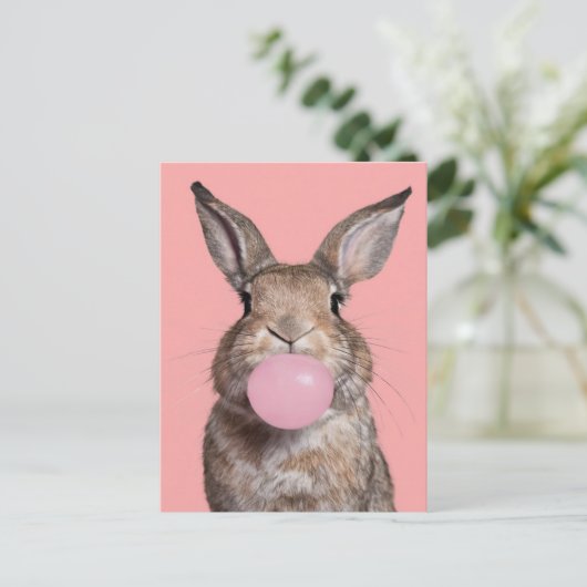 Mooi bruin konijn kauwen bubble gum briefkaart (Staand voorkant)