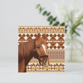 Mooi bruin paard op aards geometrisch patroon (Staand voorkant)
