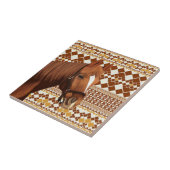 Mooi bruin paard op aards geometrisch patroon tegeltje (Zijkant)