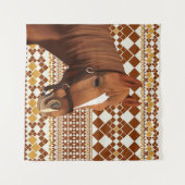 Mooi bruin paard op aards geometrisch patroon wandkleed (Voorkant (horizontaal))