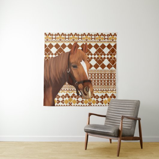 Mooi bruin paard op aards geometrisch patroon wandkleed (In situ)