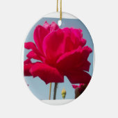 Mooi hemels Roos rood tegen blauw Keramisch Ornament (Rechts)