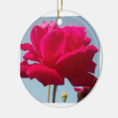 Mooi hemels Roos rood tegen blauw Keramisch Ornament (Links)