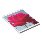 Mooi hemels Roos rood tegen blauw Notitieblok (Schuin)