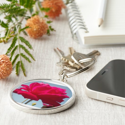 Mooi hemels Roos rood tegen blauw Sleutelhanger (Zijkant)