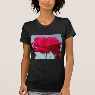 Mooi hemels Roos rood tegen blauw T-shirt