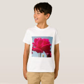 Mooi hemels Roos rood tegen blauw T-shirt (Voorkant volledig)