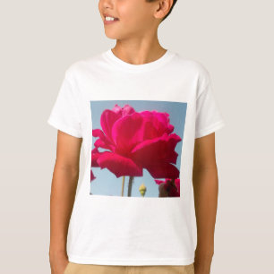 Mooi hemels Roos rood tegen blauw T-shirt