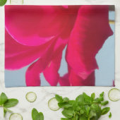 Mooi hemels Roos rood tegen blauw Theedoek (Gevouwen)