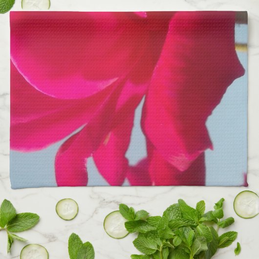 Mooi hemels Roos rood tegen blauw Theedoek (Gevouwen)