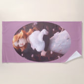 Mooi jong meisje van roze bloemen portret strandlaken (Voorkant)