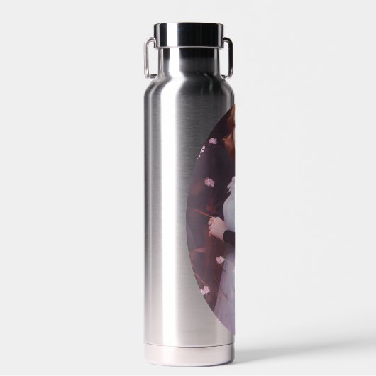 Mooi jong meisje van roze bloemen portret waterfles (Voorkant)