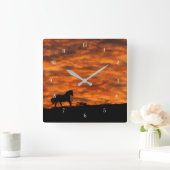 Mooi kantreerpaard in de zuidwestelijke zon vierkante klok (Huis)