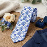 Mooi Klassiek Nederlands Delfts Blauw Bloemmotief  Stropdas<br><div class="desc">Unieke stropdas met elegant typisch en gebruikelijk bloempatroonontwerp. Gemaakt voor de liefhebber van mooie Delfts Blauwe aardewerk uit Nederland. Sierlijk, funky, modern en grillig hipsterontwerp voor de artistieke of kunstzinnige hip trendsetter, vintage retro, nouveau deco kunststijl of abstract grafisch digitaal geometrisch motief liefhebber. Uniek, decoratief, modieus en trendy ontwerp voor...</div>