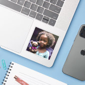 Mooi klein meisje met een teddybeer sticker (Laptop met iPhone)