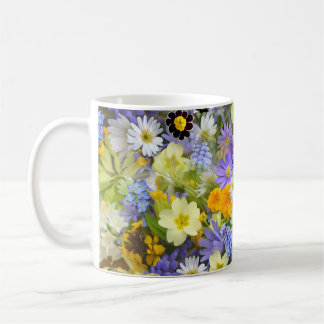 Mooi kleurrijk bed van bloemen koffiemok