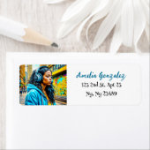 Mooi Latino meisje in een stedelijke omgeving Etiket (Insitu)