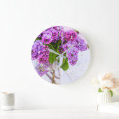 Mooi lila in de vaas, muurklok grote klok (Huis)