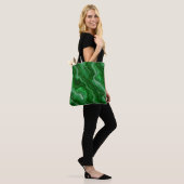 Mooi marmeren patroon in smaragdgroen tote bag (Op model)