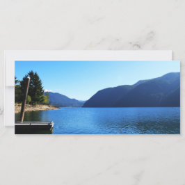 mooi meer en blauw berglandschap