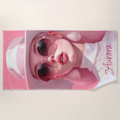 Mooi Meisje in een roze zonnebril Strandlaken (Voorkant)